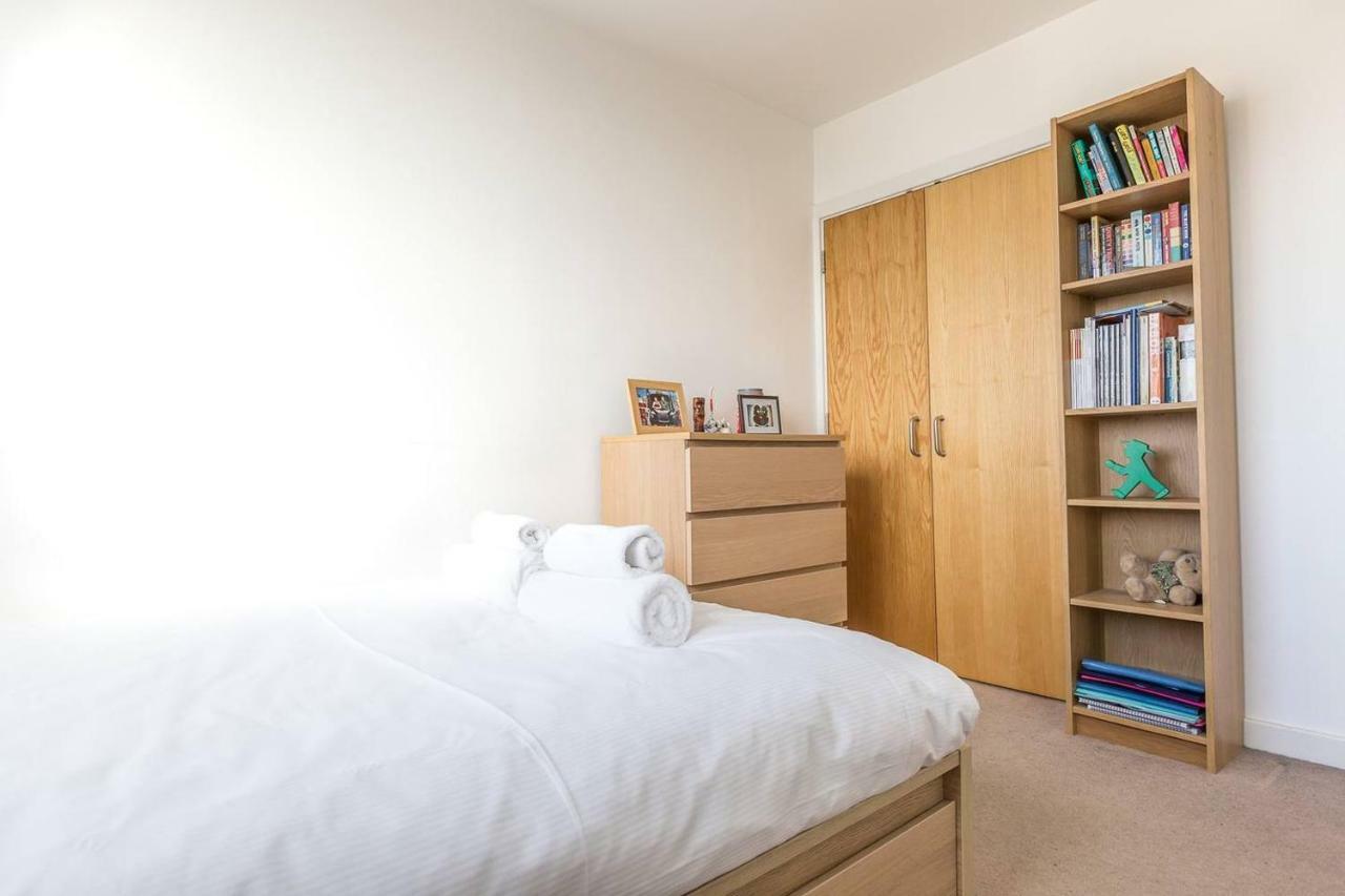 Modern 1 Bedroom Apartment In E1 With Great Views Londres Exterior foto