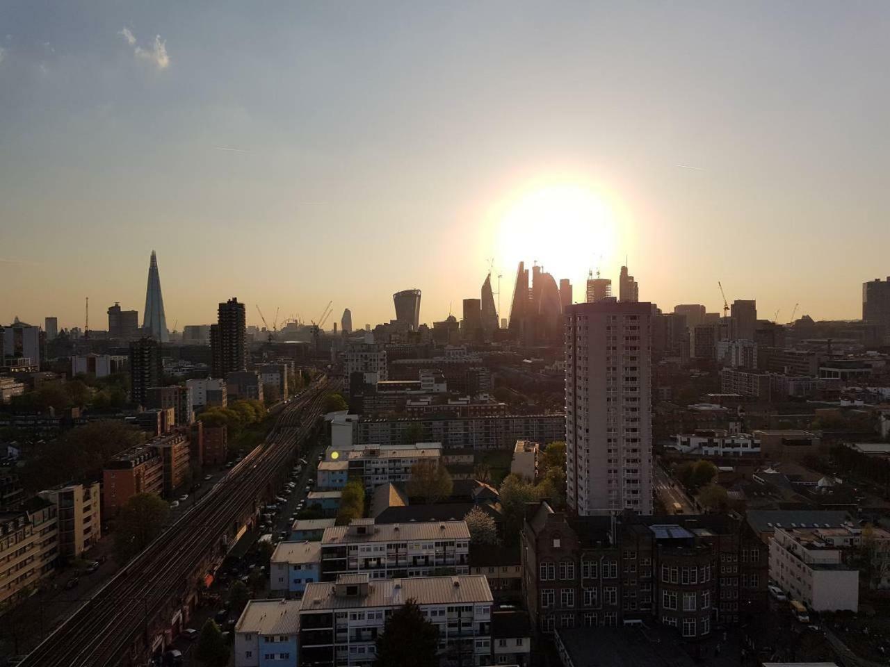 Modern 1 Bedroom Apartment In E1 With Great Views Londres Exterior foto